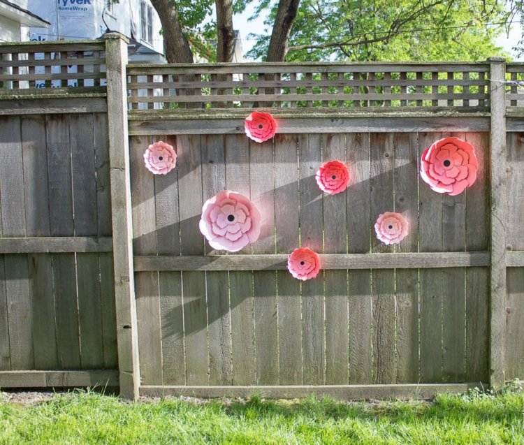 deco-trädgård-staket-trä-papper-blommor-rosa-rött