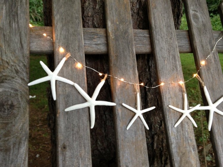 deco-trädgård-staket-trä-fe ljus-vita-sjöstjärnor