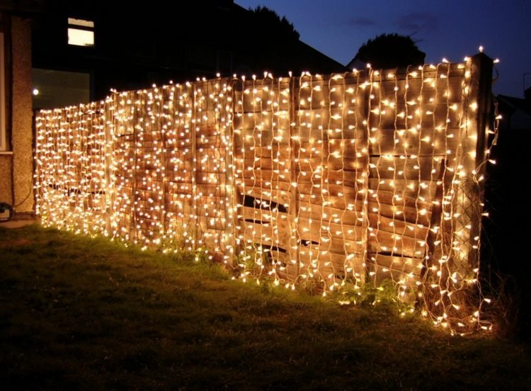 dekoration-trädgård-staket-trä-fairy lampor-idé-göra-själv