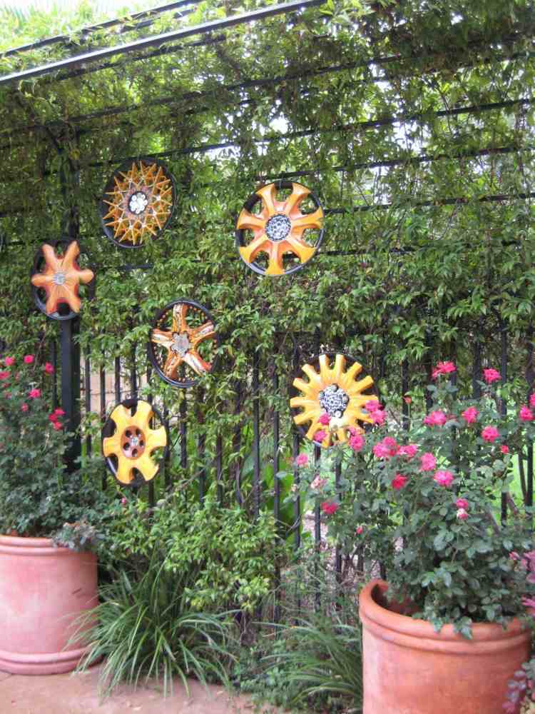 deco-trädgård-staket-metall-svart-navkapslar-orange