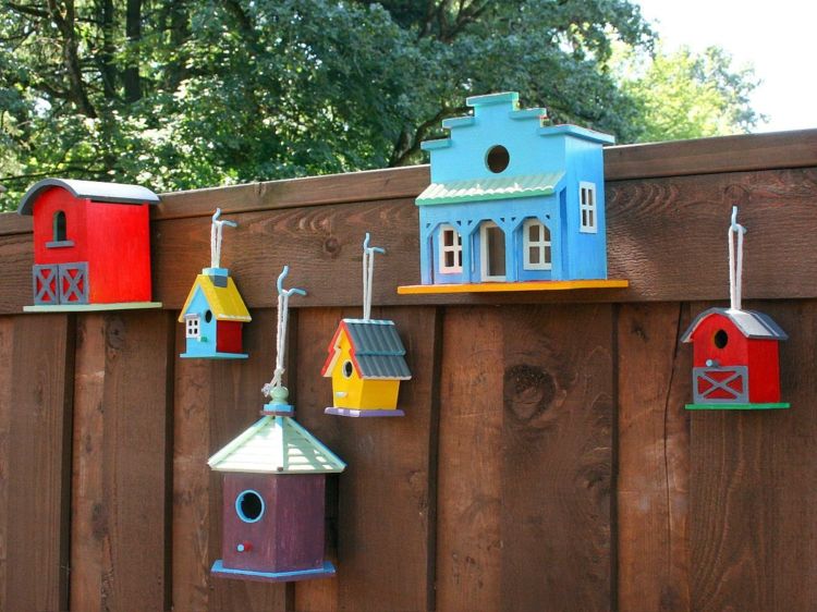 dekor-trädgård-staket-trä-fågelhus-färgglada-gör-det-själv