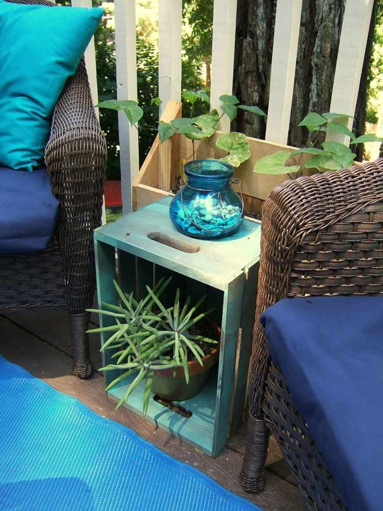 deco-terrass-trädgård-sidobord-trä-lamellbox-blå-föråldrade-succulenter