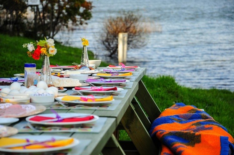 Bordsdekoration för en grillfest med färgglada servetter