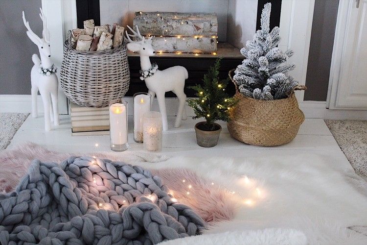 Dekorationsidéer för tiden efter jul med sagoljus och hjortfigurer