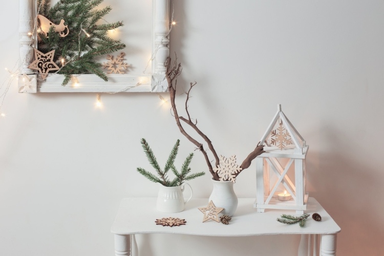 Hur man dekorerar med grangrenar och lyktor efter jul