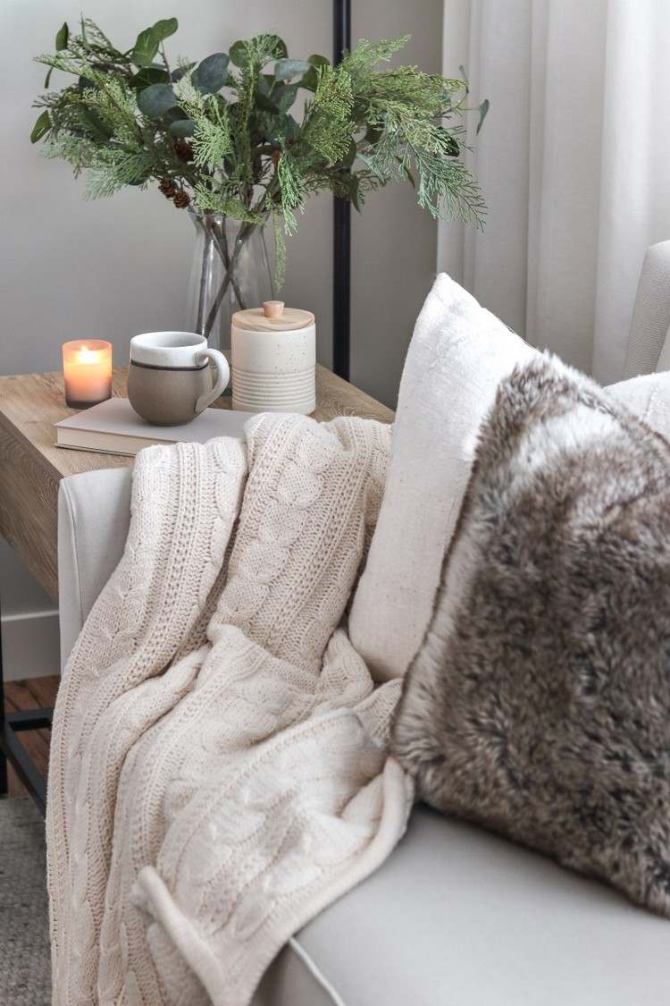 Tinker puristiska hygge bordsdekorationer i januari med naturmaterial