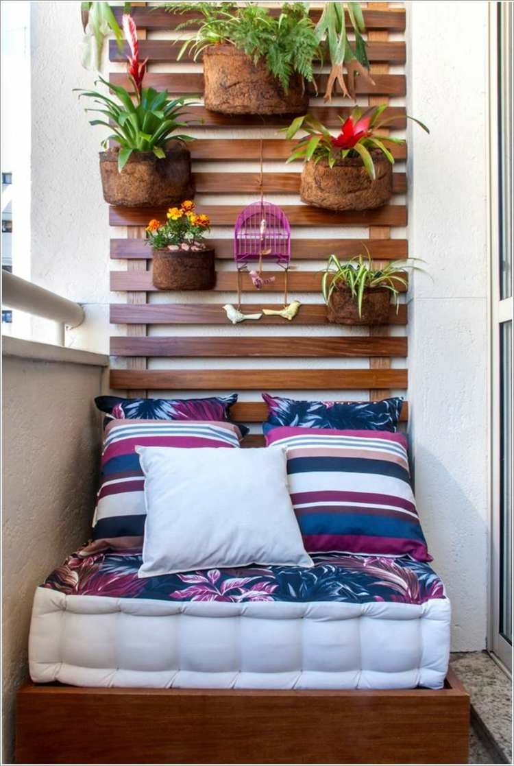 dekoration för liten balkong sittplats hörn-sittdyna-vertikal-trädgård
