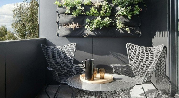 dekoration för liten balkong monokrom-gitter-stolar-växt-väskor-vägg