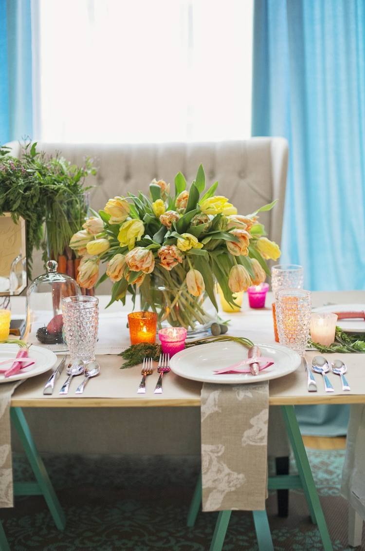dekoration för påsktulpaner-gula-lyktor-tallrik-bord-gardin-ljusblå