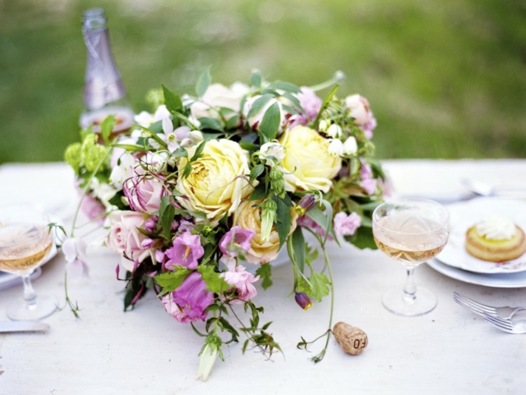 dekoration-för-påsk-rosor-gul-romantisk-idé-bord-arrangemang-glasögon-elegant