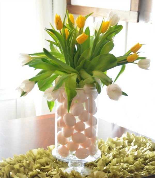 Tulpaner gult vitt blomsterarrangemang bord ordna