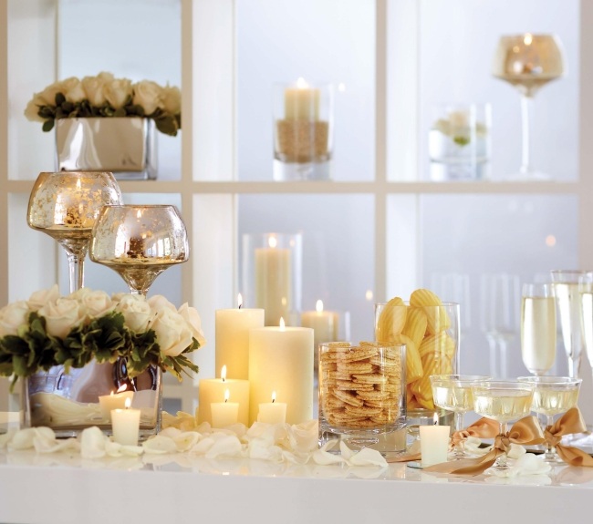 dekoration nyårsafton fest kreativa idéer rosenblad ljus champagneglas