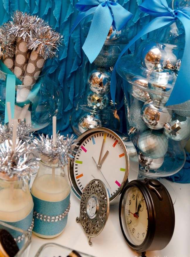 dekoration för nyårsafton blå klockor gyllene bollar vas