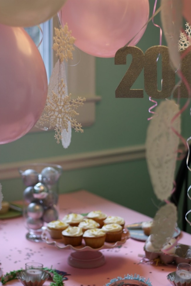 deco nyårsafton fest cupcakes ballonger snöflingor idéer