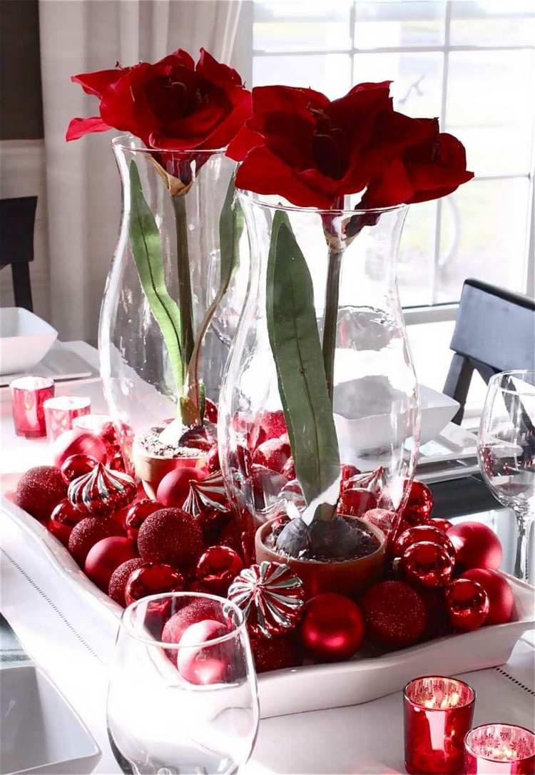 dekoration för julbord dekorera bollar röda blommor