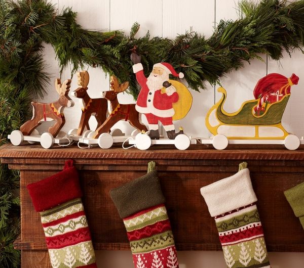 Traditionella julpynt garland stövlar eldstad jultomten ren