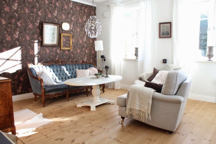 deco-vardagsrum-skandinaviska-vintage-möbler-soffa-tapeter-brunt-plankgolv