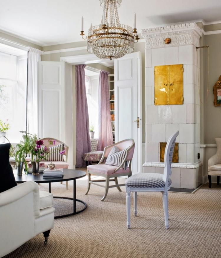 deco-vardagsrum-skandinavisk-vintage-antika-möbler-vit-kristall-ljuskrona-öppen spis-keramik