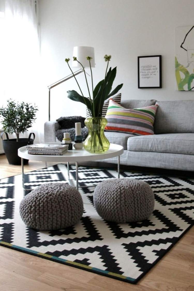 deco-vardagsrum-skandinavisk-matta-svart-vitt-mönster-puff-soffa-kuddar