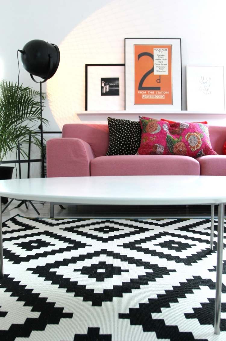 deco-vardagsrum-skandinavisk-matta-mönster-svart-vit-soffa-rosa-rosa