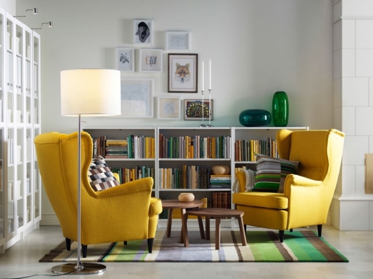 deco-vardagsrum-skandinavisk-färg-gul-grön-vit-vinge stol-bokhylla-matta-ränder