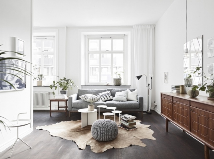 deco-vardagsrum-skandinaviskt-vitt-trä-skänk-vintage-grå-soffa-puff