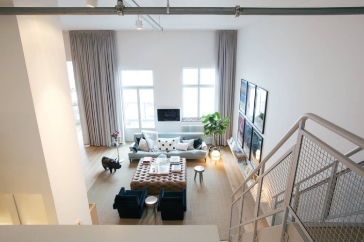 deco-vardagsrum-skandinavisk-monokrom-fåtölj-svart-soffbord-tovad-klädsel-brun