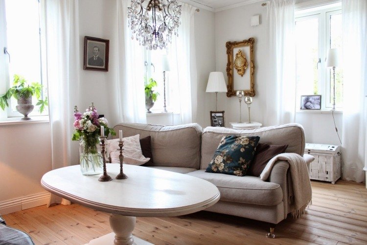 Dekoration för vardagsrummet -skandinavisk-golvbräda-trä-soffa-beige-vit-ljuskrona-kristall