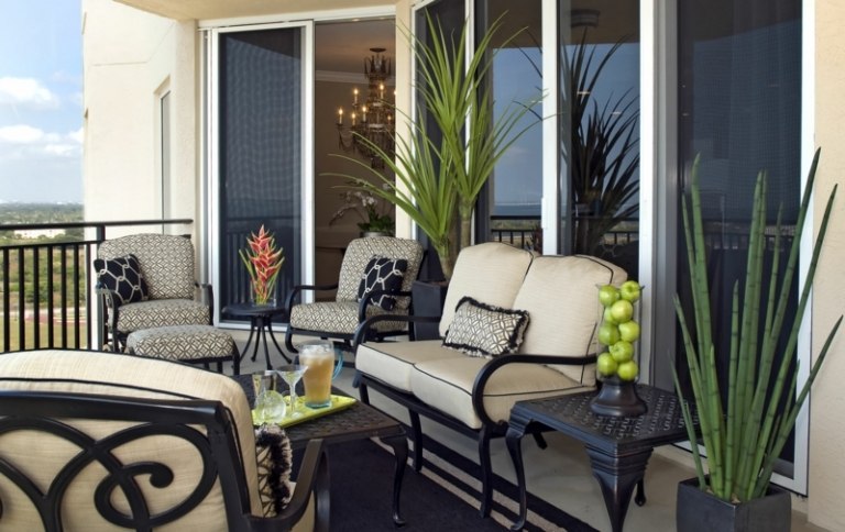 balkong och terrass metallmöbler elegant design växtmatta
