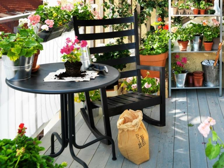 balkong och terrass svart gungstol trä metall bord blommor