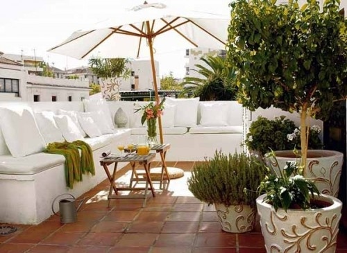 dekorationsidéer för balkong och terrass vit soffa