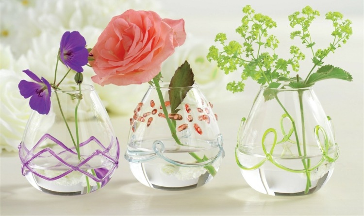 deco-idéer-vaser-glas-mönster-fönster-färg-ros-blommor-vår
