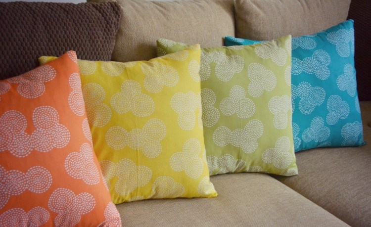 deco-idéer-textil-färgglada-färger-kuddar-orange-gul-grön-blå-vår