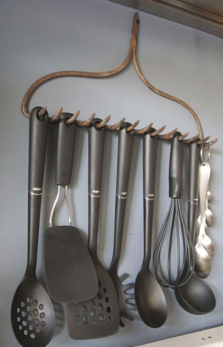 dekoration-idéer-kök-gör-det-själv-hållare-rakes-vintage-metall-redskap