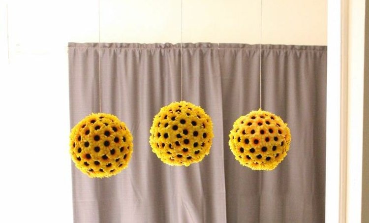 dekorationsidéer vardagsrumsbollar hänger solrosor från konstgjord frigolit