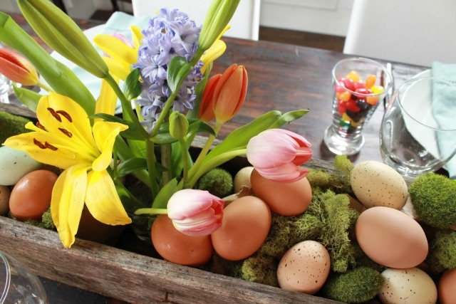 Arrangemang träbord rustika idéer vår-påskblommor-korkusmålade ägg