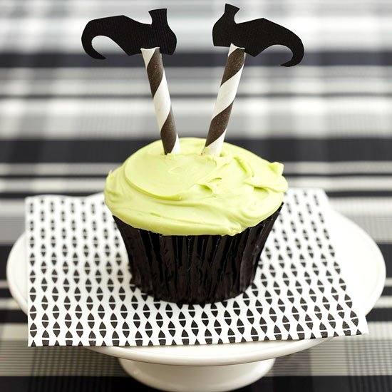 idéer halloween fest häxor cupcake halm skor