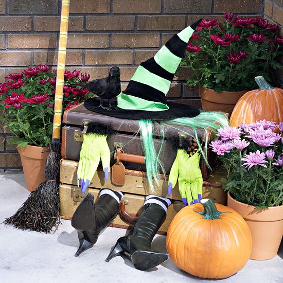 dekoration idéer för halloween fest häxhatt utanför stövlar resväska kvast