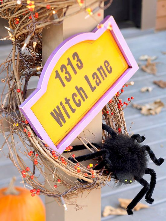 utomhus dekoration idéer halloween fest häxor gatuskylt spindlar