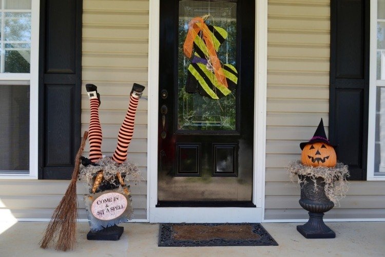 Dekorationsidéer för halloween-häxben-pumpa-kvast-dörr-dörr-kreativ
