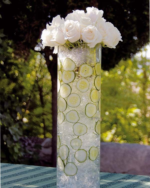 trädgårdsbord dekoration för utomhus - bukett blommor hög glas vas