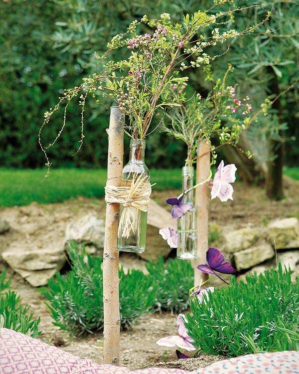 upcycling idéer-trädgård dekorationer-glasflaskor blomma vaser