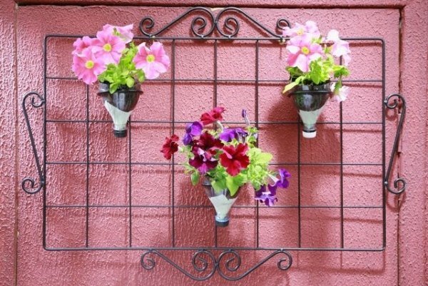 DIY trädgårdsdekoration - fäst blomkrukor vertikalt på ett metallgaller