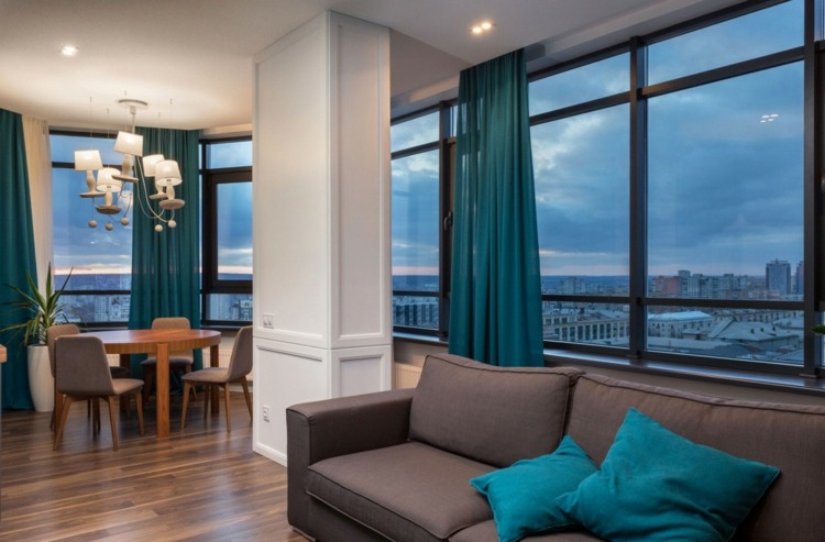deco-blå-grå-soffa-komfort-lyx-fönster-front-panorama