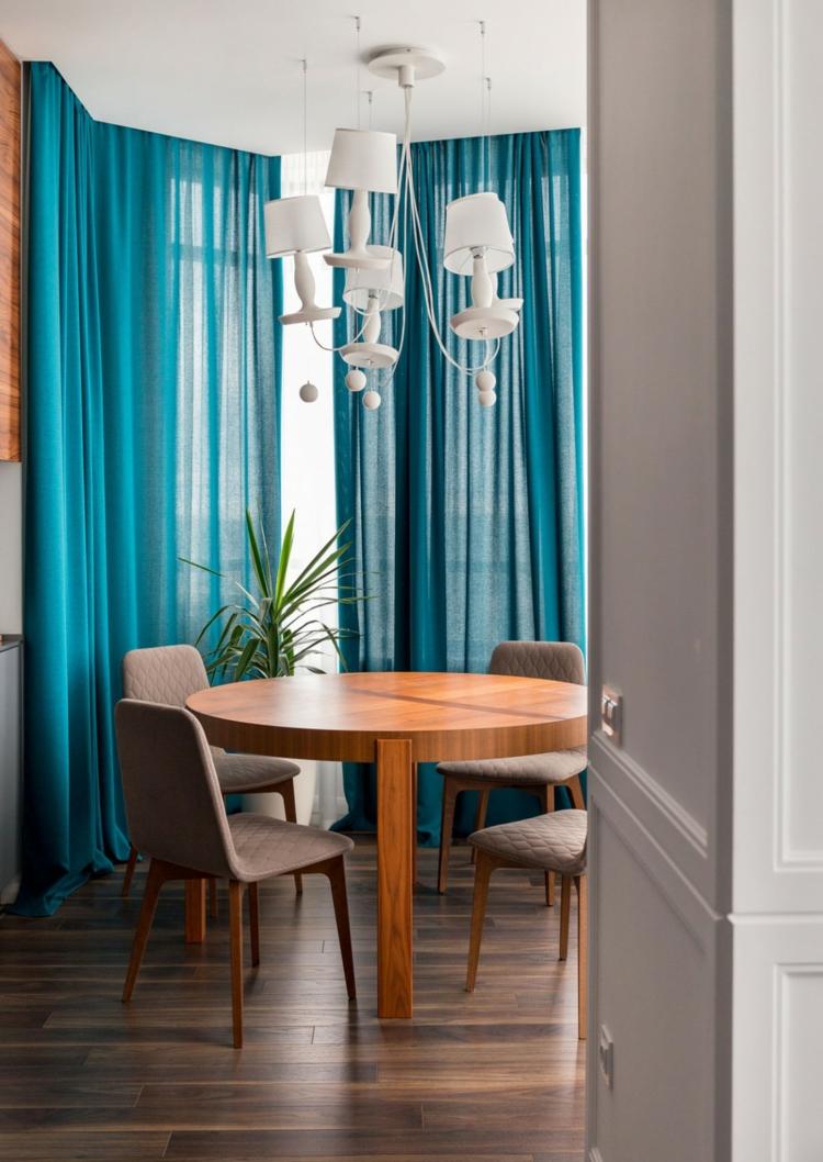 deco-blå-matsal-rund-design-grå-stolar-ljuskrona-vit
