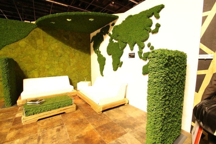 deko-natur-optik-mossa-vägg-design-världskarta-pelare-soffbord-idé