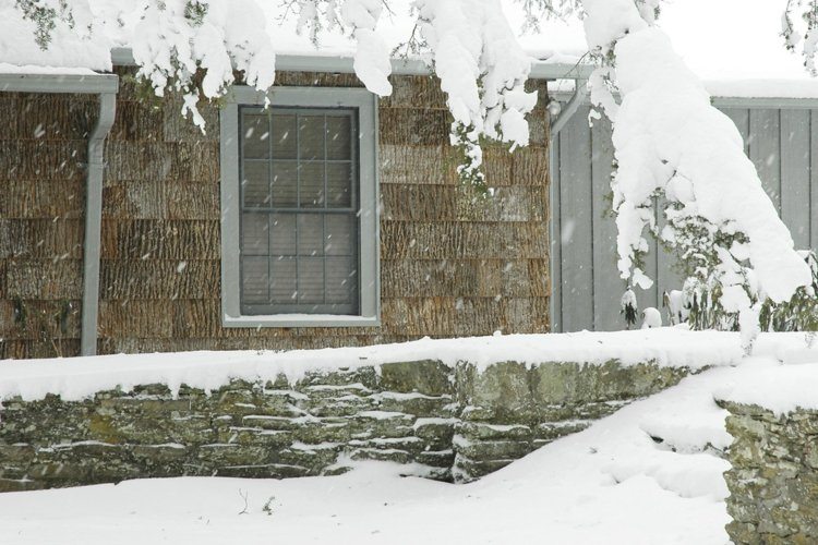 Deco i naturlig optik fasad-hus-bark-idé-rustik-vinter-snö