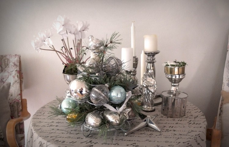 cyklamen-dekoration-bord-jul-festlig-cyklamen-vit-silver-ljusstake-jul-bollar