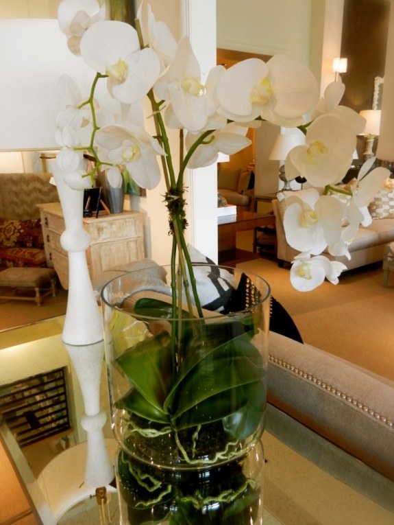 orkidé vardagsrum dekoration inredning uppdatera vita blommor