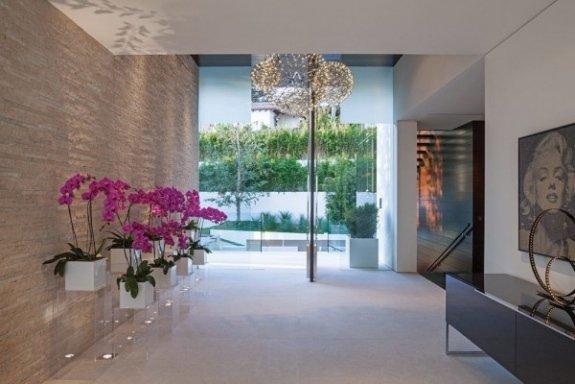 dekorera många hinkar med lila orkidéer enkel design
